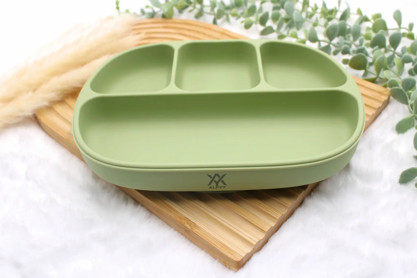 Grüner Teller für Kleinkinder mit rutschfestem Boden